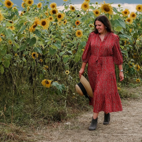 Meet Your Posher! - Picture 1 of 7